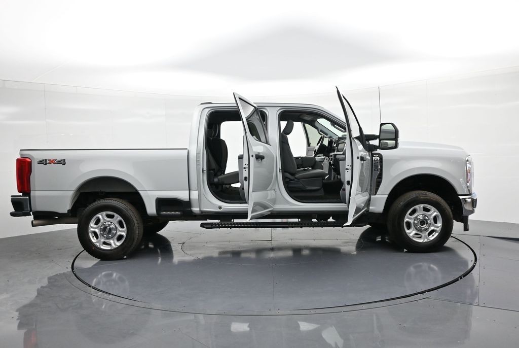 Ford Super Duty F-250 SRW Vehicle Full-screen Gallery Image 23