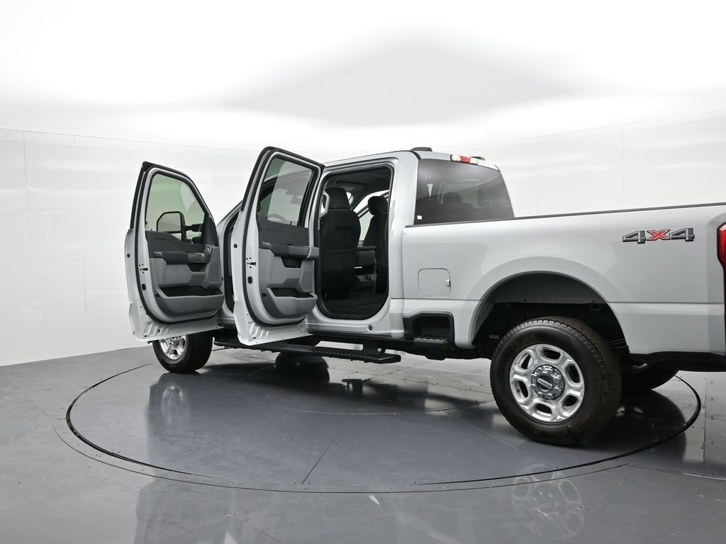 Ford Super Duty F-250 SRW Vehicle Full-screen Gallery Image 24