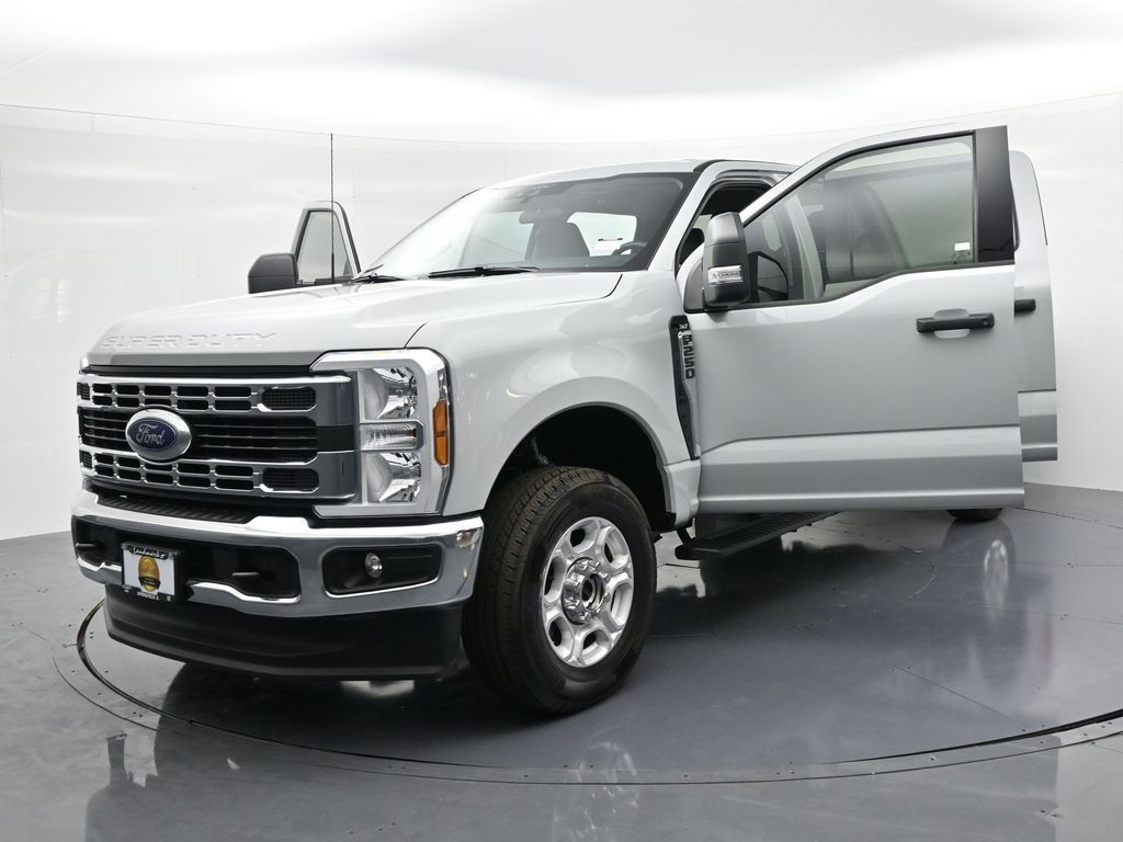 Ford Super Duty F-250 SRW Vehicle Full-screen Gallery Image 25