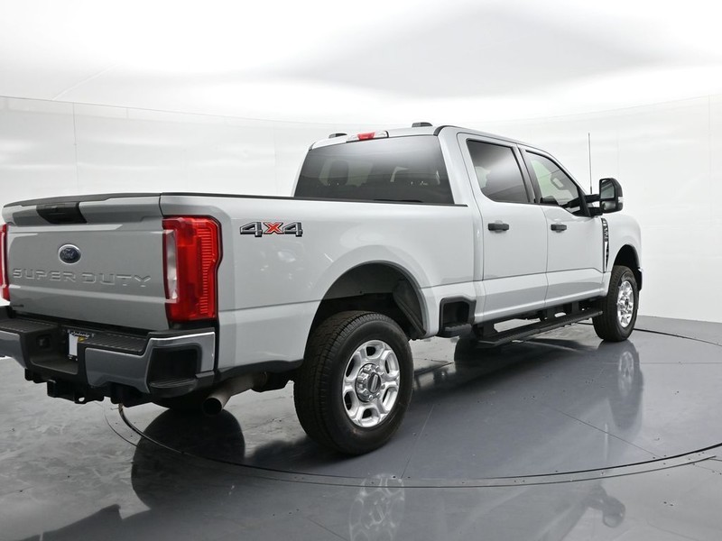 Ford Super Duty F-250 SRW Vehicle Full-screen Gallery Image 6