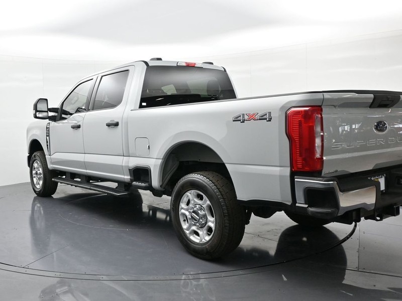 Ford Super Duty F-250 SRW Vehicle Full-screen Gallery Image 8