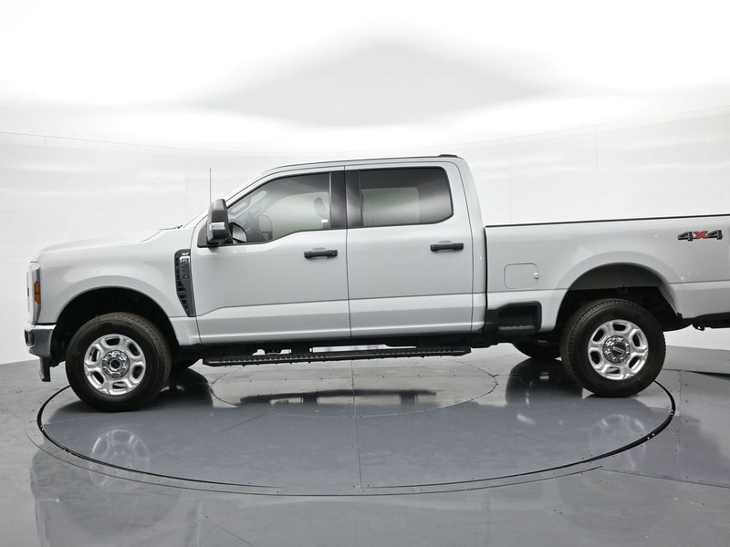 Ford Super Duty F-250 SRW Vehicle Full-screen Gallery Image 9
