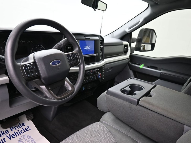 Ford Super Duty F-250 SRW Vehicle Full-screen Gallery Image 14
