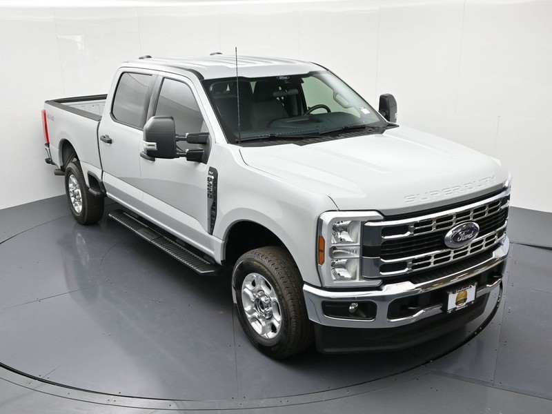 Ford Super Duty F-250 SRW Vehicle Full-screen Gallery Image 15