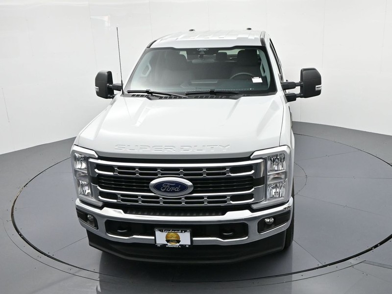 Ford Super Duty F-250 SRW Vehicle Full-screen Gallery Image 16
