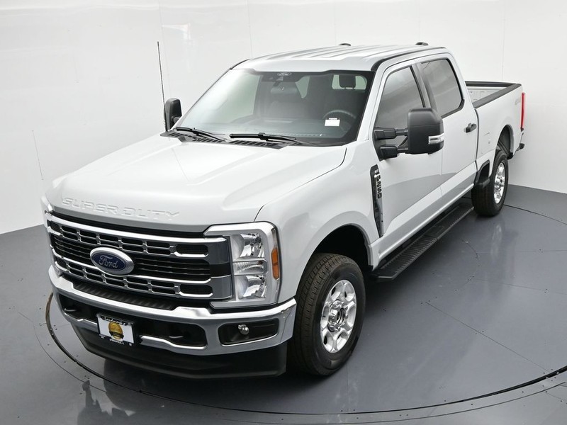 Ford Super Duty F-250 SRW Vehicle Full-screen Gallery Image 17