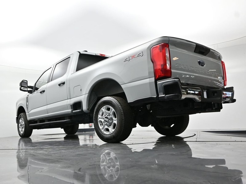 Ford Super Duty F-250 SRW Vehicle Full-screen Gallery Image 19