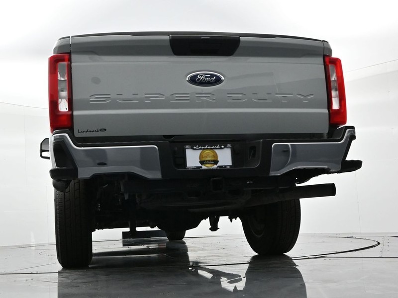 Ford Super Duty F-250 SRW Vehicle Full-screen Gallery Image 20