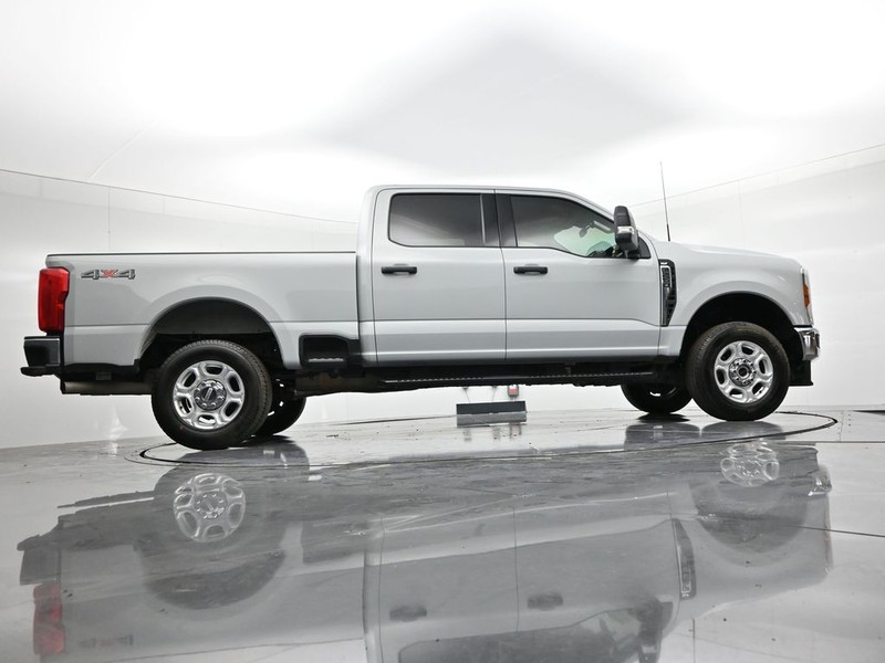 Ford Super Duty F-250 SRW Vehicle Full-screen Gallery Image 22