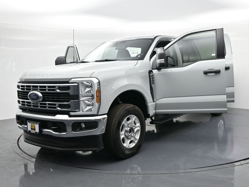 Ford Super Duty F-250 SRW Vehicle Full-screen Gallery Image 25