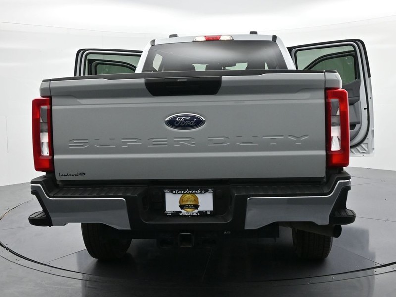 Ford Super Duty F-250 SRW Vehicle Full-screen Gallery Image 26