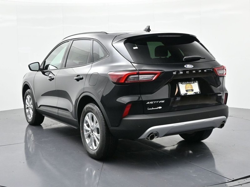 Ford Escape Vehicle Full-screen Gallery Image 8