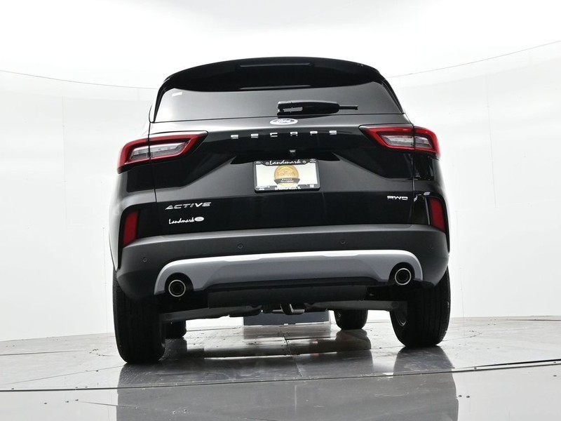 Ford Escape Vehicle Full-screen Gallery Image 23
