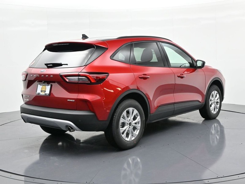 Ford Escape Vehicle Full-screen Gallery Image 6