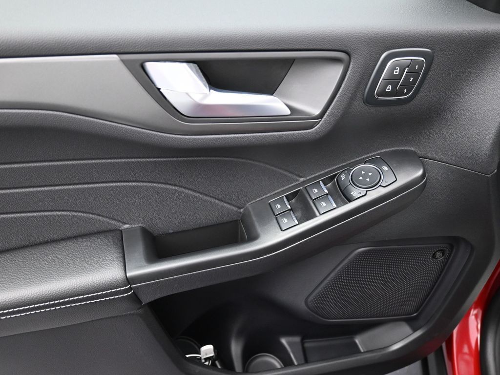 Ford Escape Vehicle Full-screen Gallery Image 10