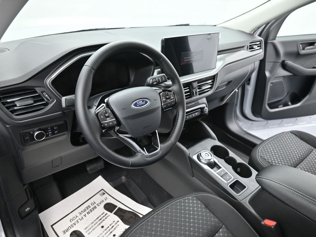 Ford Escape Vehicle Full-screen Gallery Image 16