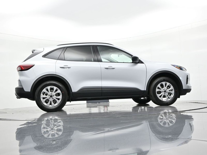 Ford Escape Vehicle Full-screen Gallery Image 24