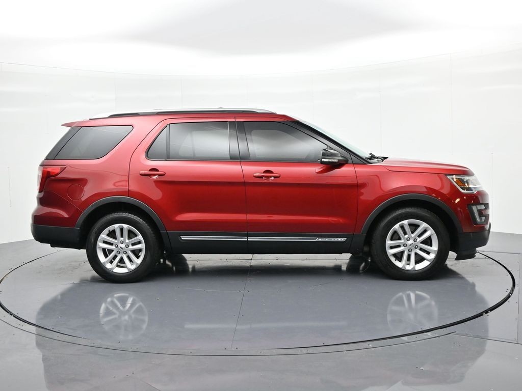 Ford Explorer Vehicle Full-screen Gallery Image 5