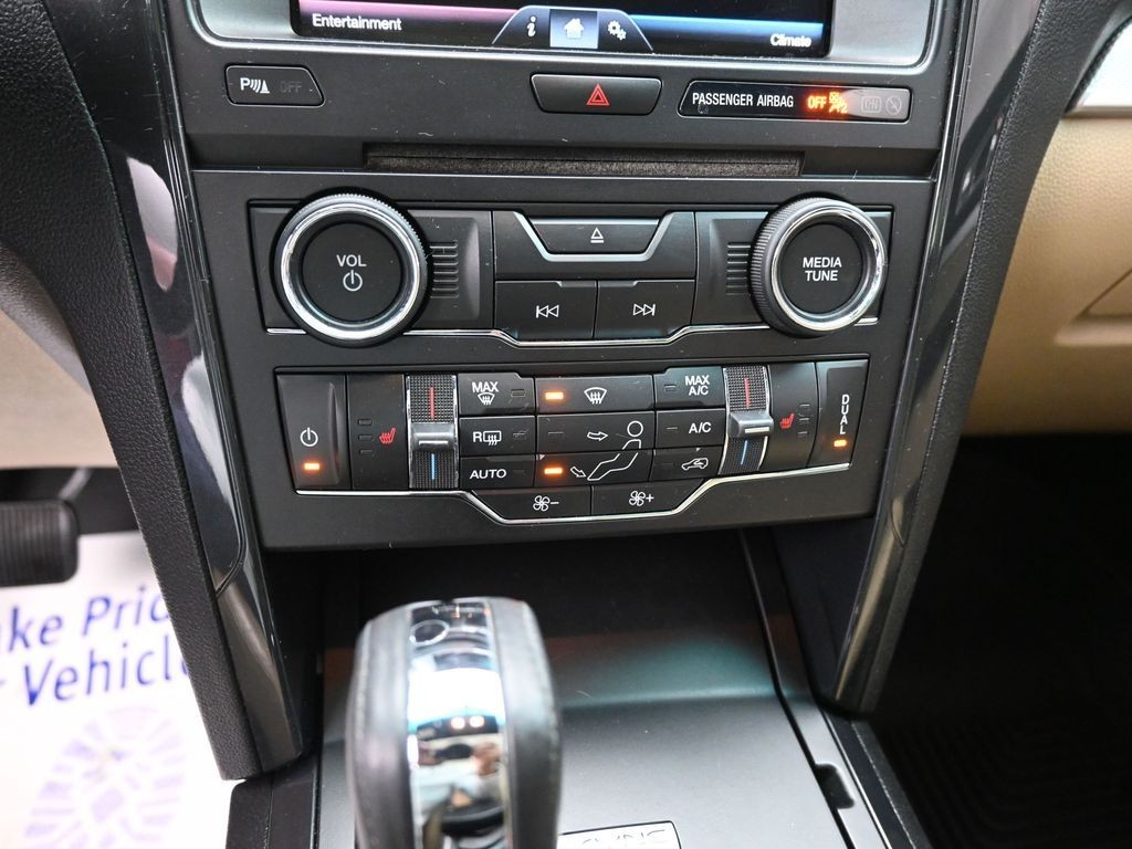 Ford Explorer Vehicle Full-screen Gallery Image 12