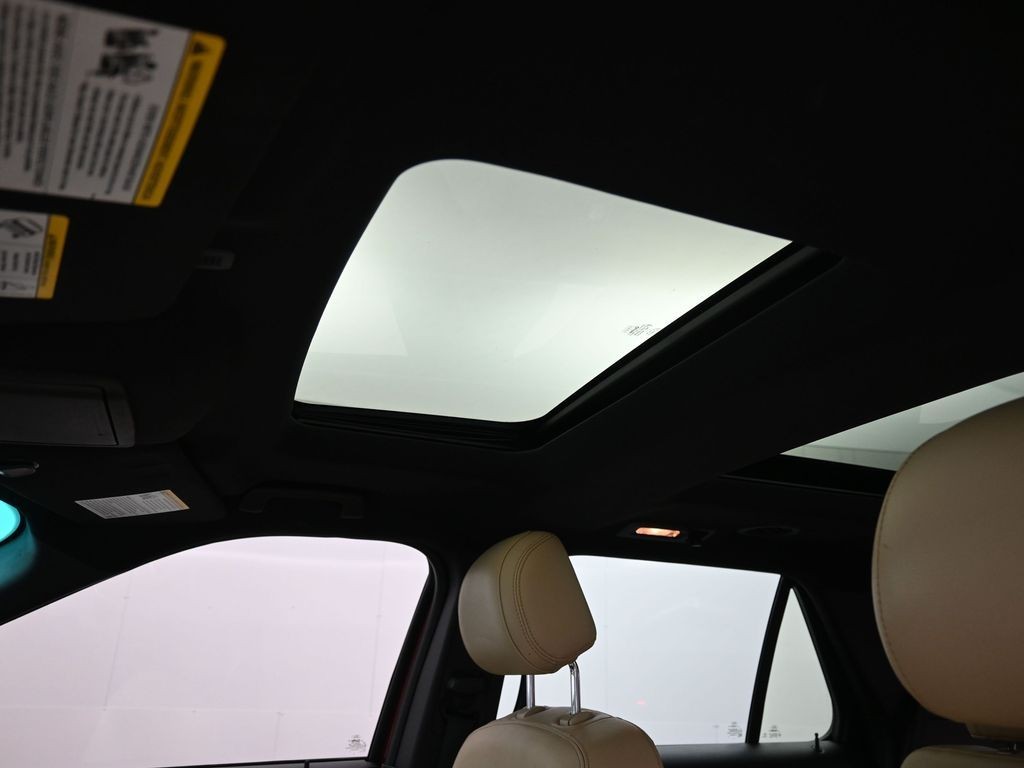 Ford Explorer Vehicle Full-screen Gallery Image 15