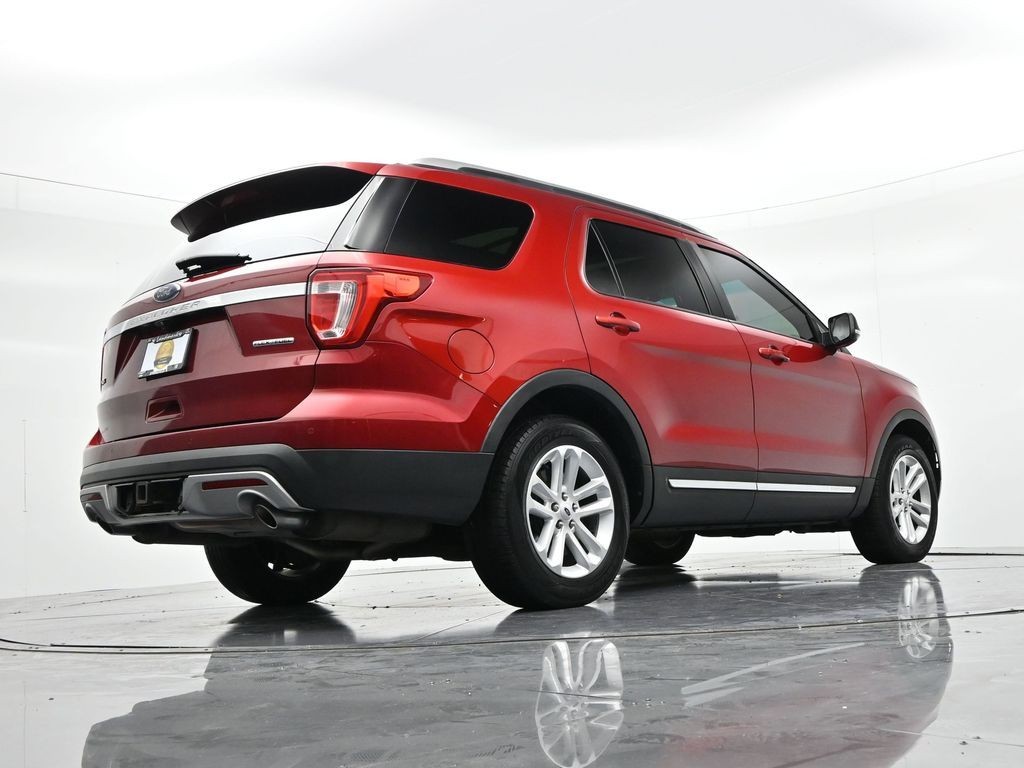 Ford Explorer Vehicle Full-screen Gallery Image 22