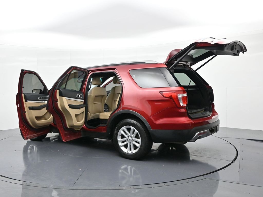 Ford Explorer Vehicle Full-screen Gallery Image 25