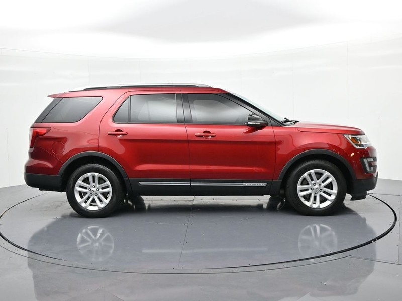Ford Explorer Vehicle Full-screen Gallery Image 5