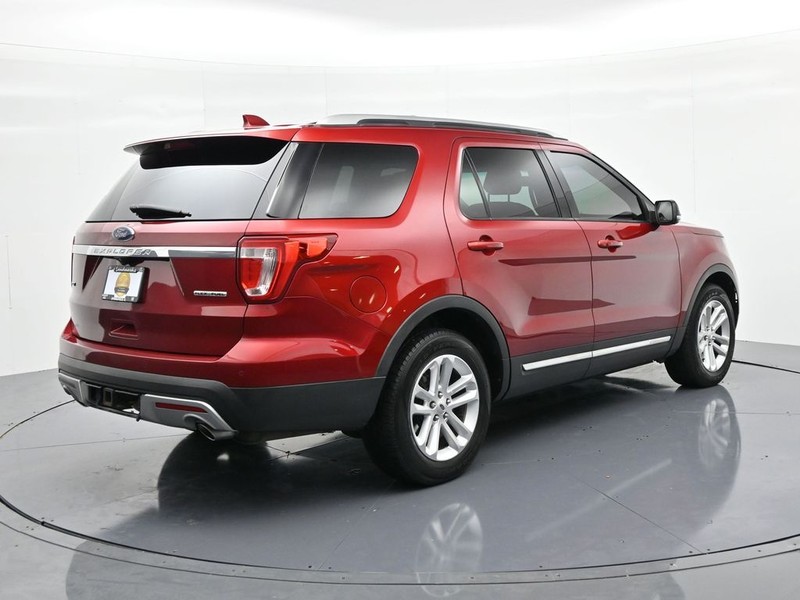 Ford Explorer Vehicle Full-screen Gallery Image 6