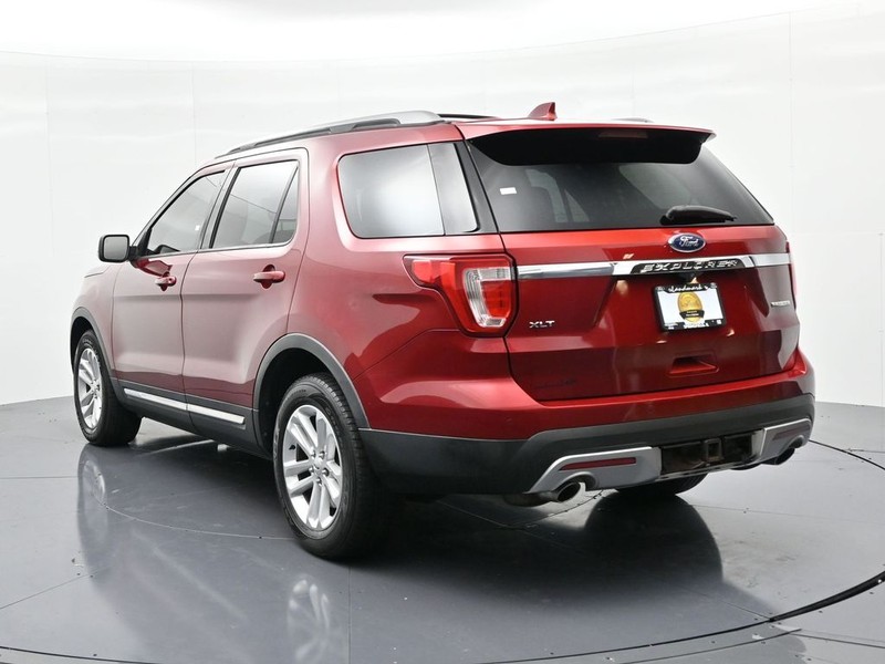 Ford Explorer Vehicle Full-screen Gallery Image 8