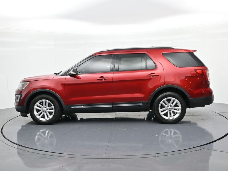 Ford Explorer Vehicle Full-screen Gallery Image 9