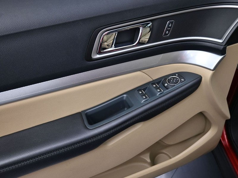 Ford Explorer Vehicle Full-screen Gallery Image 10