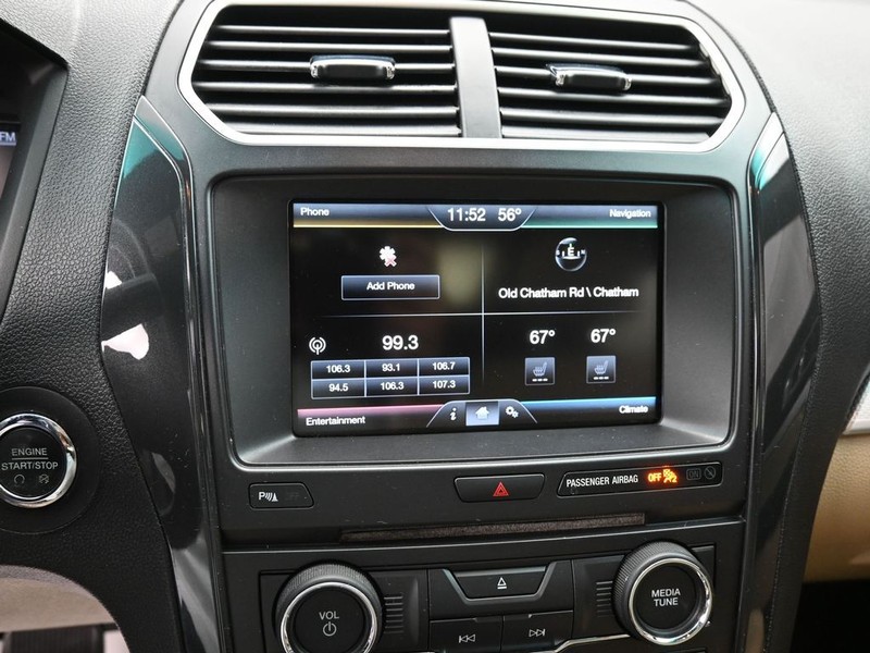 Ford Explorer Vehicle Full-screen Gallery Image 11