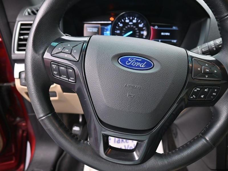 Ford Explorer Vehicle Full-screen Gallery Image 13