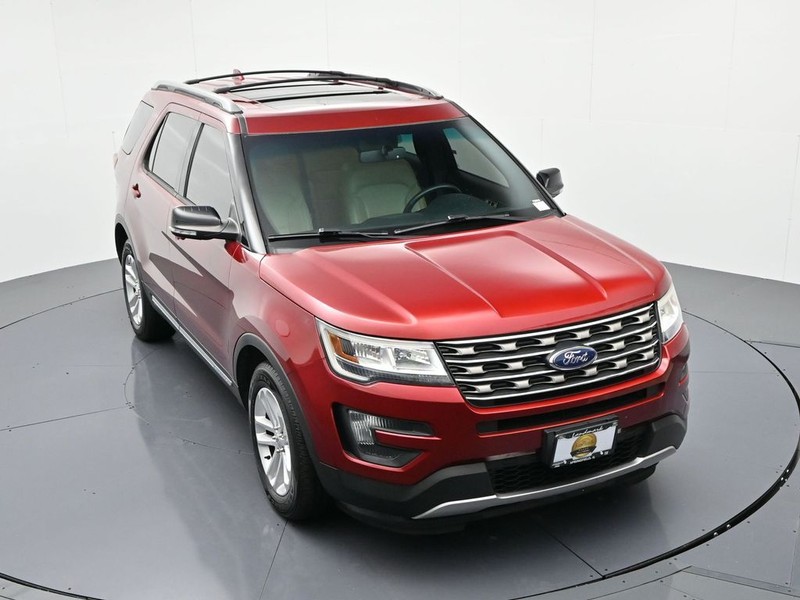 Ford Explorer Vehicle Full-screen Gallery Image 16