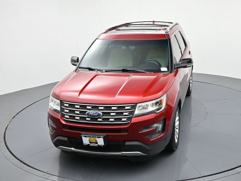 Ford Explorer Vehicle Full-screen Gallery Image 17