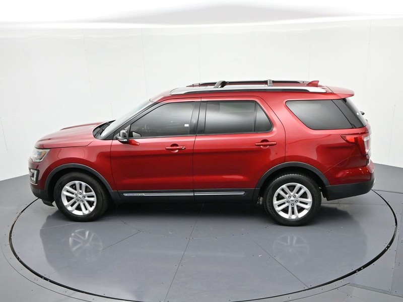 Ford Explorer Vehicle Full-screen Gallery Image 19