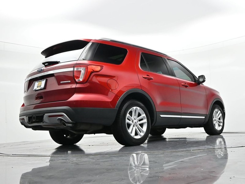 Ford Explorer Vehicle Full-screen Gallery Image 22