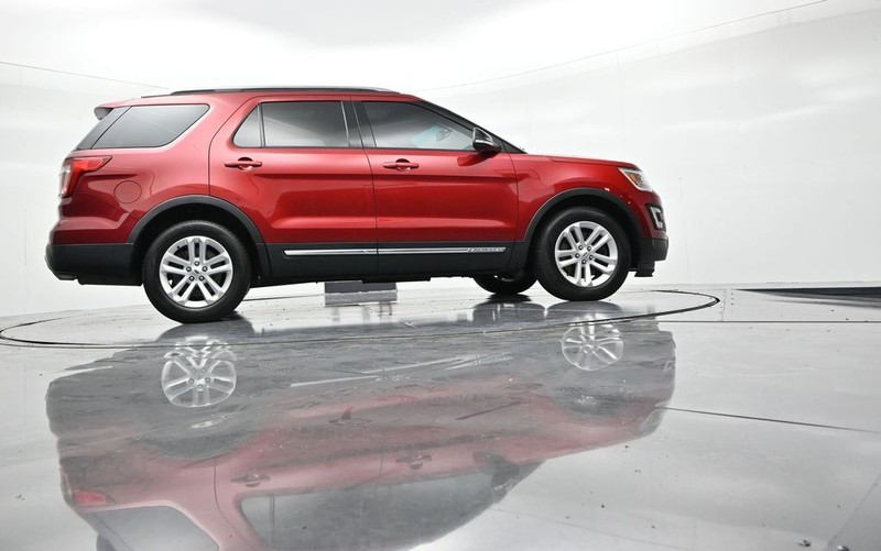 Ford Explorer Vehicle Full-screen Gallery Image 23