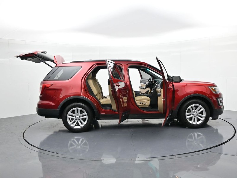 Ford Explorer Vehicle Full-screen Gallery Image 24