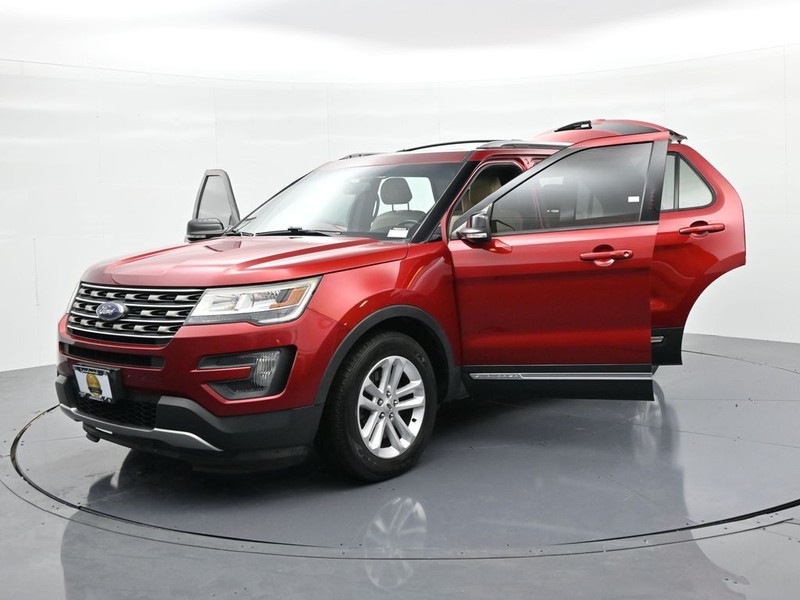 Ford Explorer Vehicle Full-screen Gallery Image 26