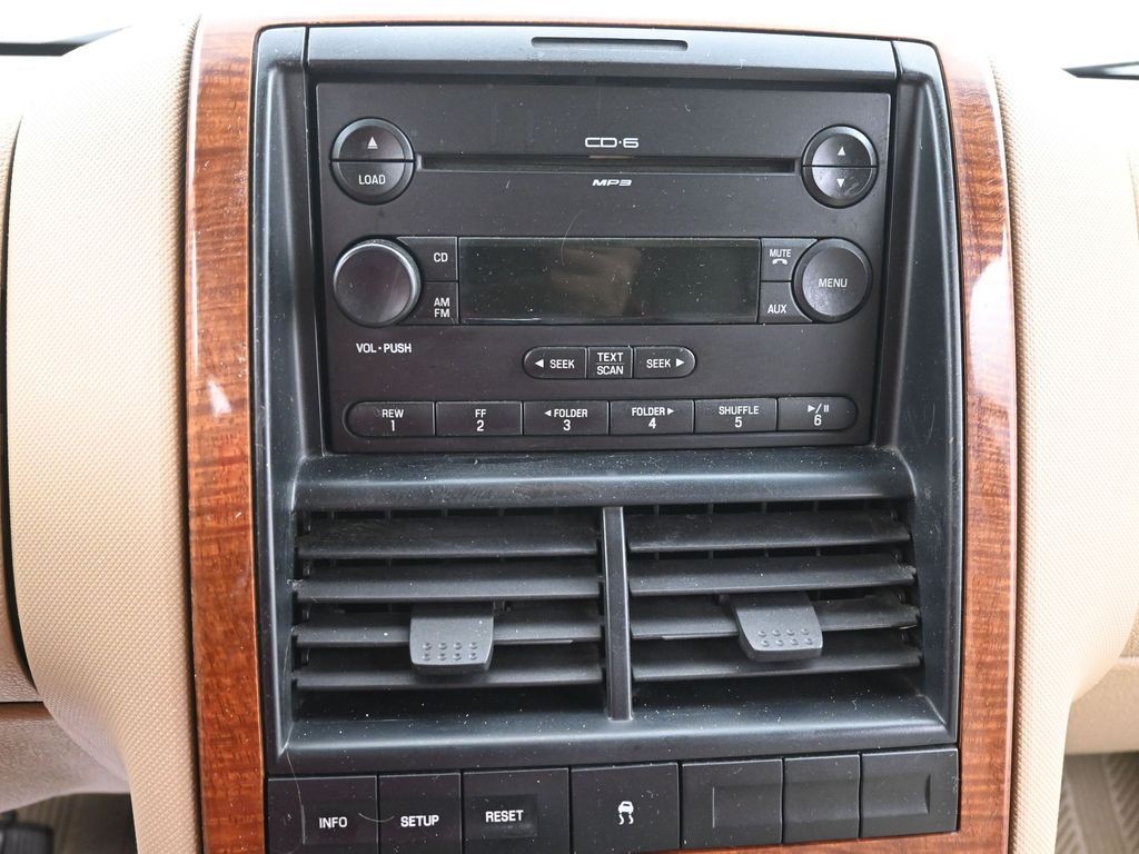 Ford Explorer Vehicle Full-screen Gallery Image 10