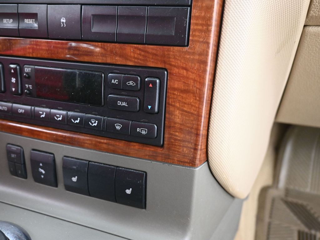 Ford Explorer Vehicle Full-screen Gallery Image 11