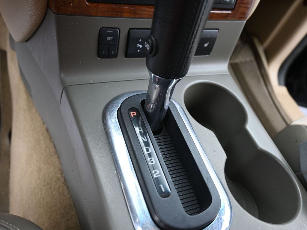 Ford Explorer Vehicle Full-screen Gallery Image 12