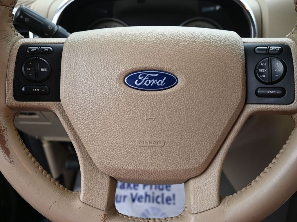 Ford Explorer Vehicle Full-screen Gallery Image 13