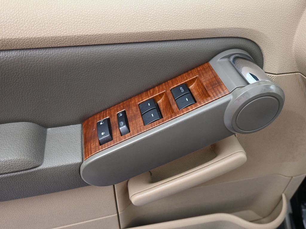 Ford Explorer Vehicle Full-screen Gallery Image 14