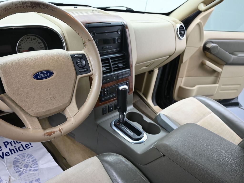 Ford Explorer Vehicle Full-screen Gallery Image 15