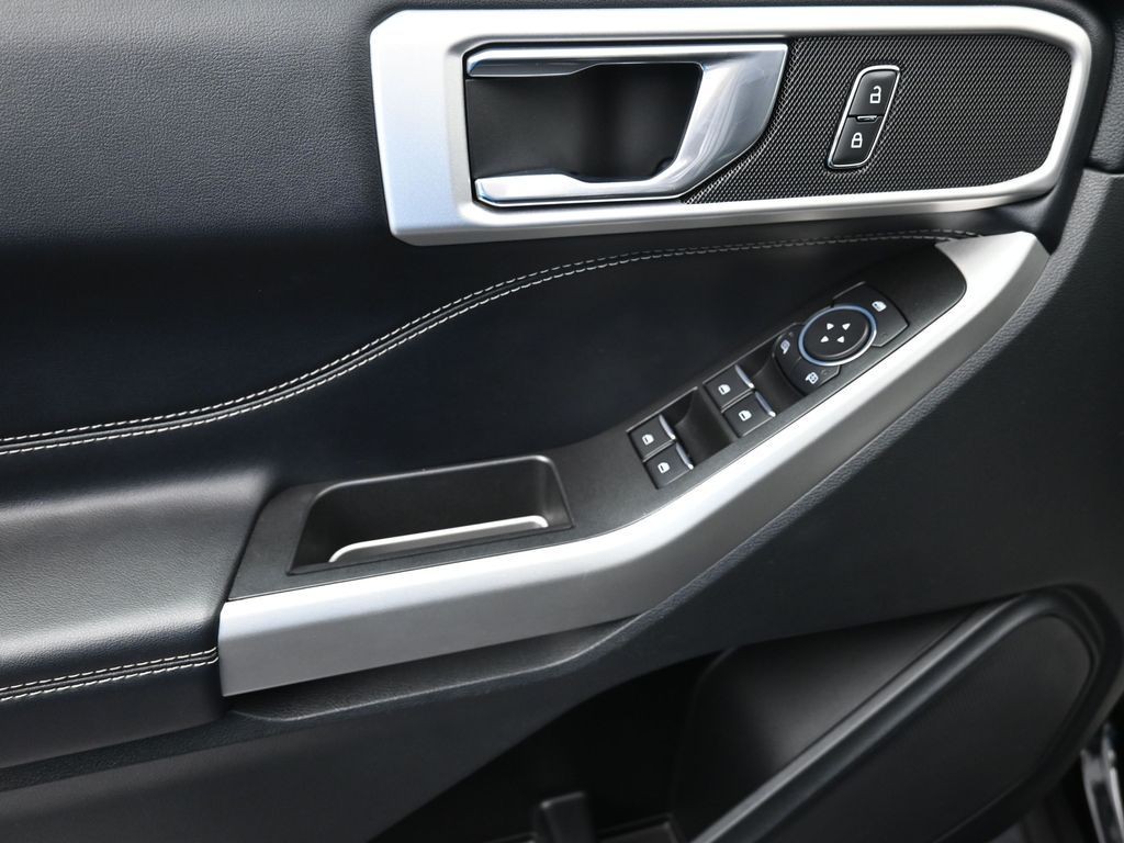 Ford Explorer Vehicle Full-screen Gallery Image 10