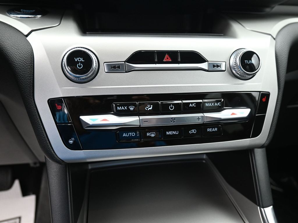 Ford Explorer Vehicle Full-screen Gallery Image 12