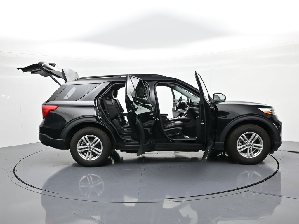 Ford Explorer Vehicle Full-screen Gallery Image 23