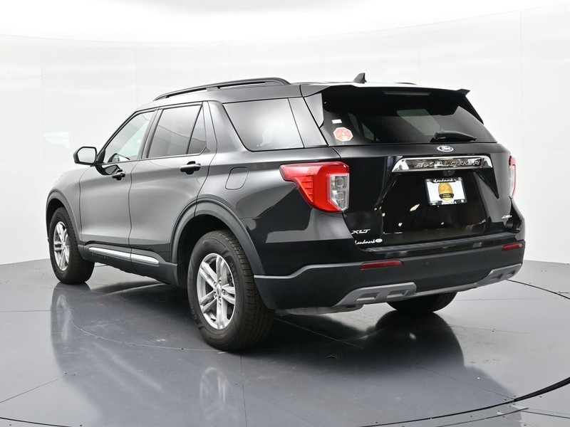 Ford Explorer Vehicle Full-screen Gallery Image 8